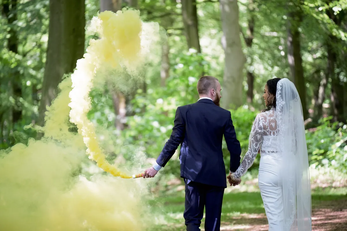 Frank en Jennifer lopen weg door gele rook