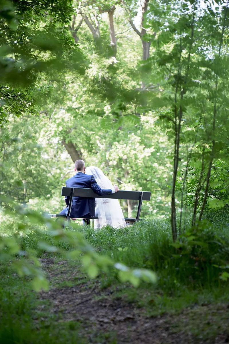 Frank en Jennifer op een bankje in de verte, tussen het groen