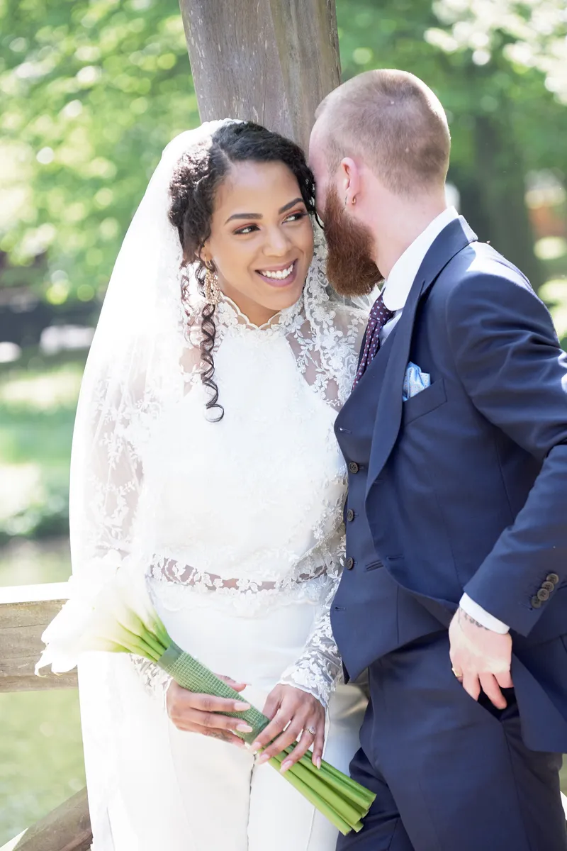 Jennifer lacht, Frank kijkt haar aan