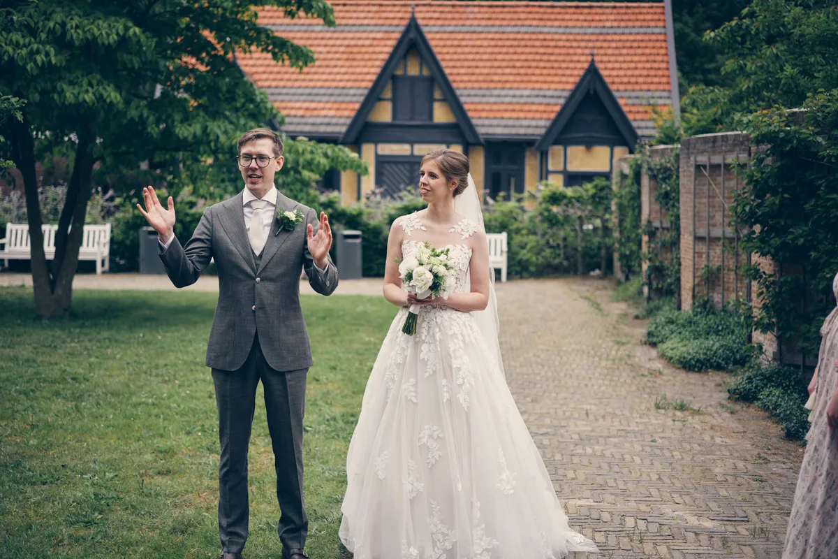 Gasten ontvangen Yvo en Marjolijn met applaus bij het huis op Clingendael