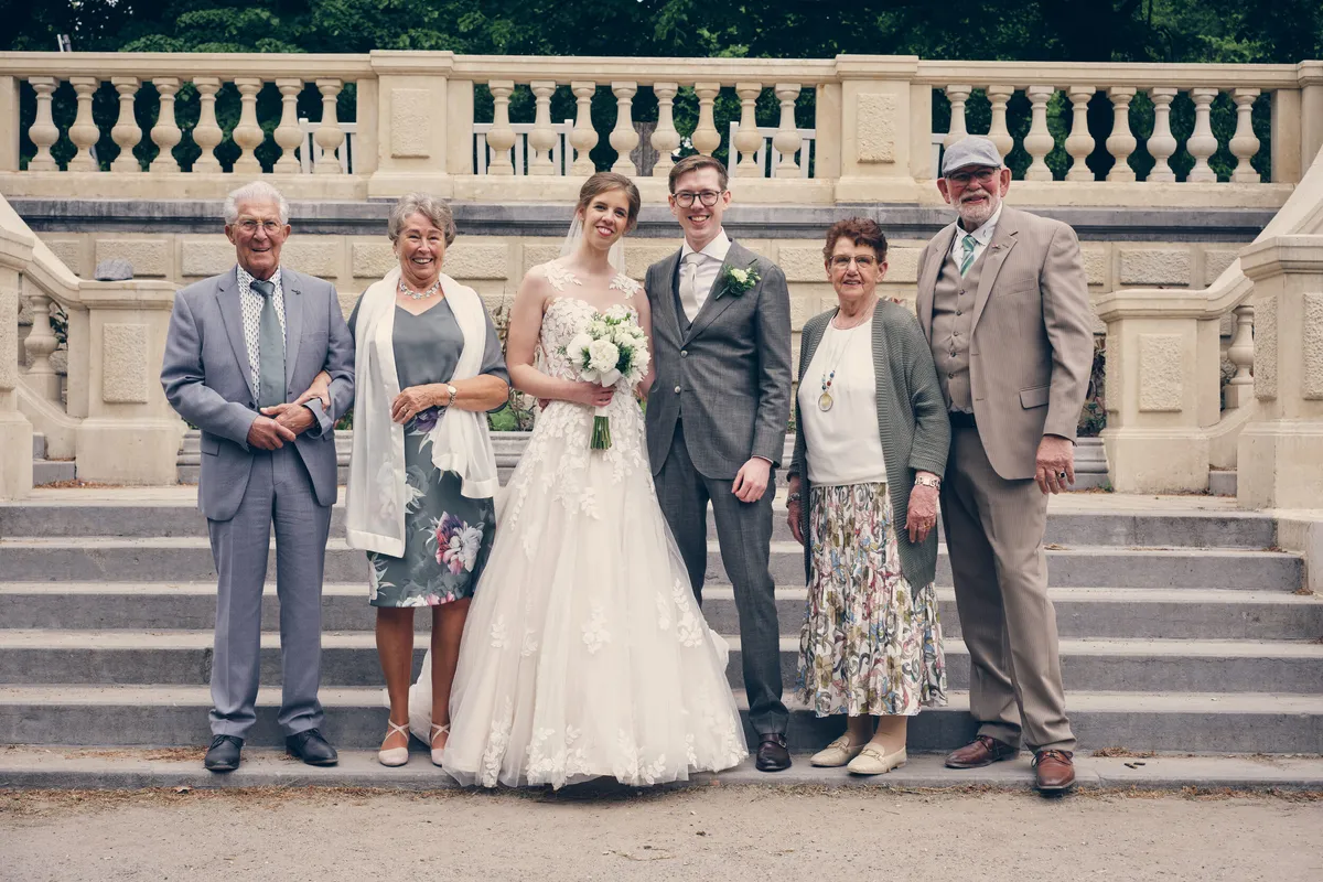 Groepsfoto met familie op de Spaanse trappen van Clingendael