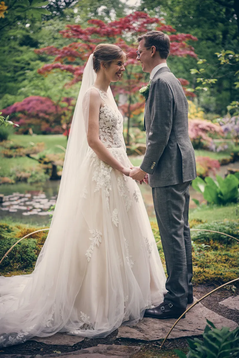 Yvo en Marjolijn tegenover elkaar op het pad in de Japanse tuin