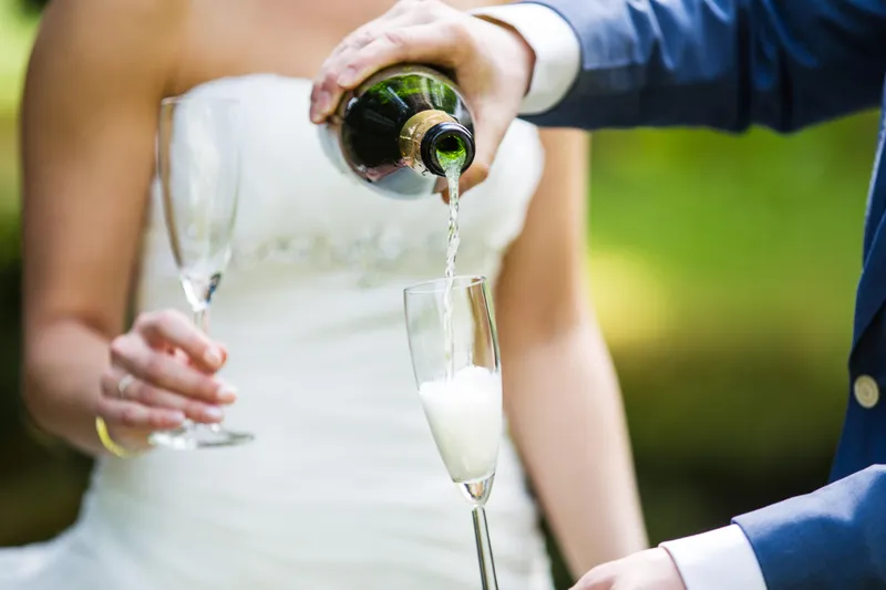 Champagne wordt ingeschonken