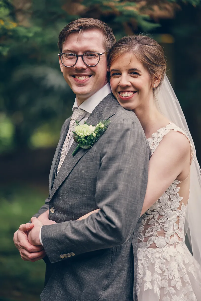Yvo en Marjolijn lachen in de camera, zij staat achter hem