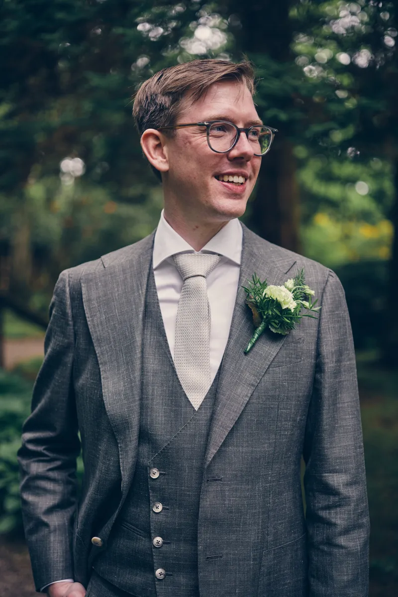Portret van Yvo in zijn grijze pak