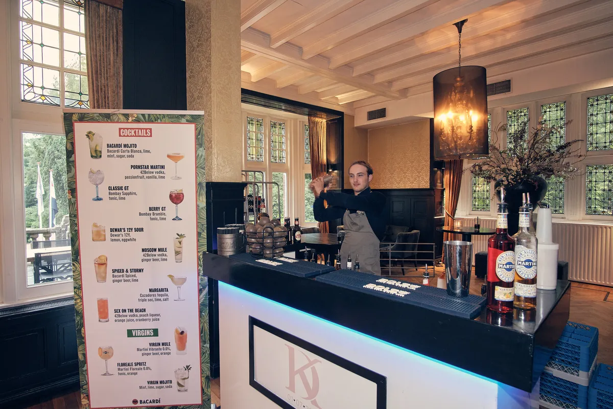 De cocktailbar in het kasteel, met een bord vol cocktails