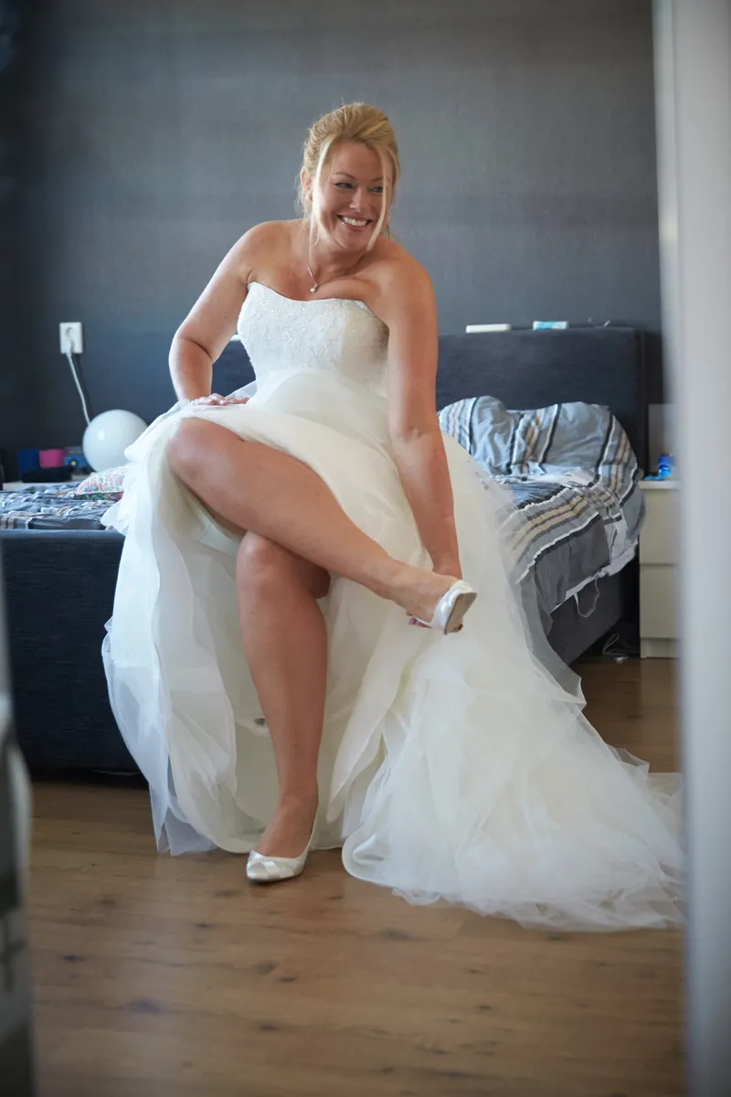 Cora trekt haar schoenen aan