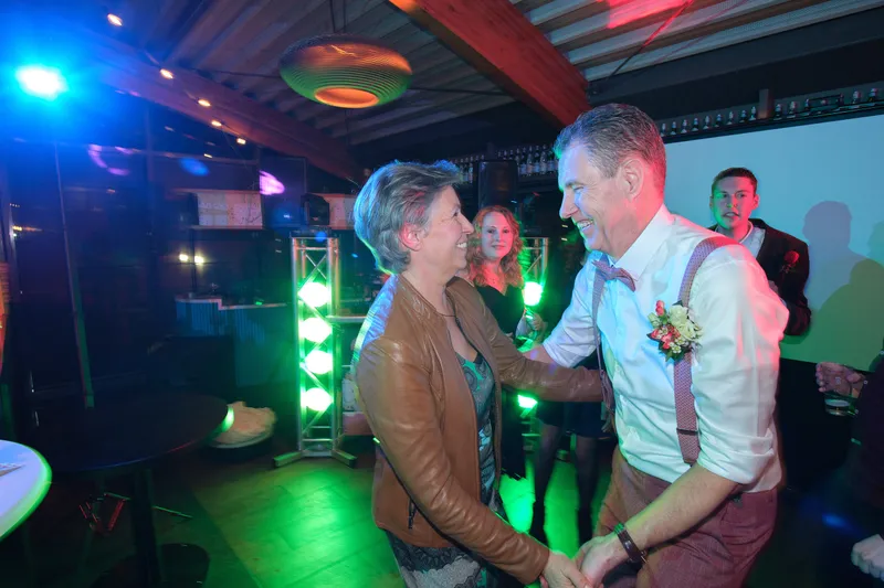 Bart danst met een gast in het groene licht