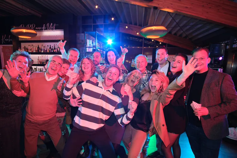 Een groep gasten juicht naar de camera