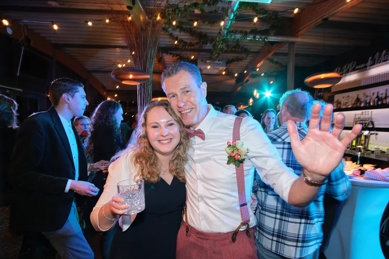 Bart lacht met gasten op de dansvloer