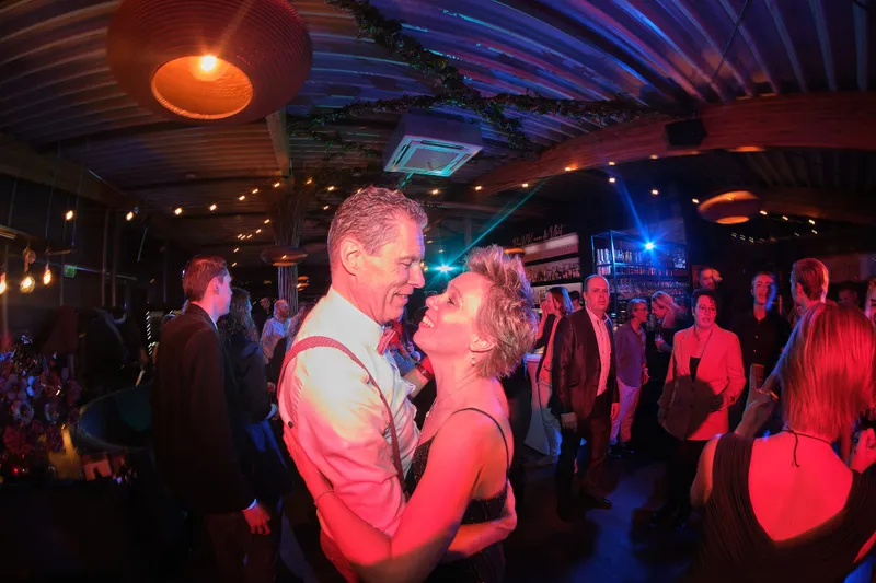 Esther en Bart dansen dicht tegen elkaar