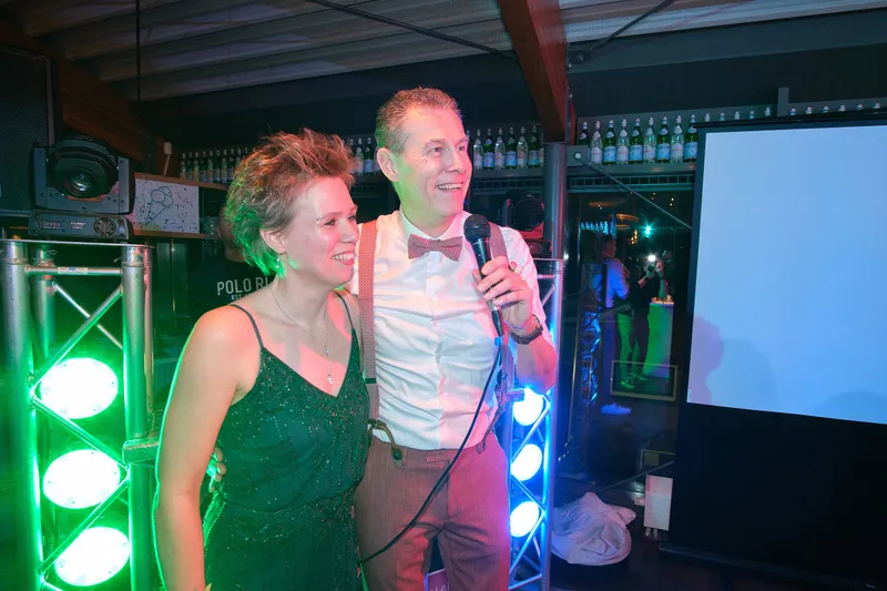 Esther en Bart met de microfoon bij de dj