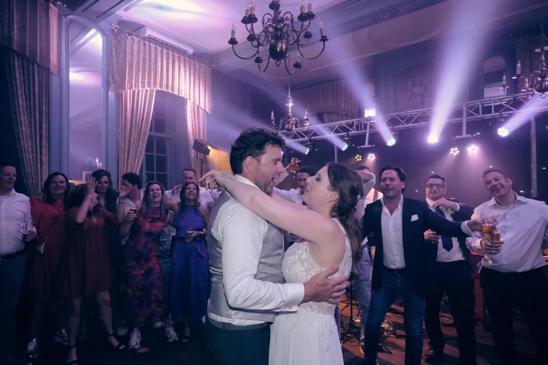 Fabian en Renée dansen in paars licht, laat op de avond