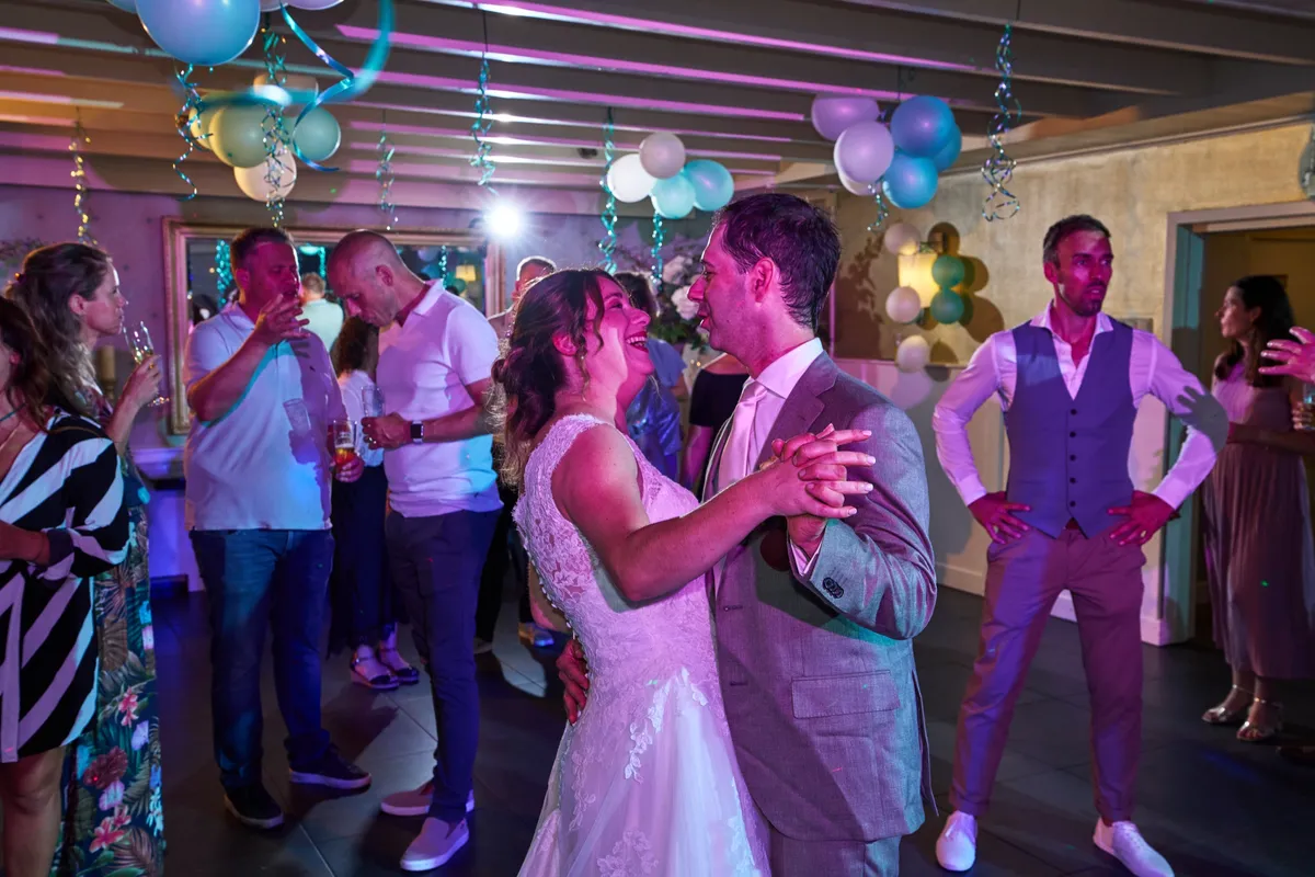 Caroline lacht terwijl ze met Rutger danst