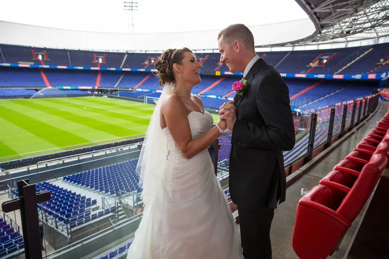 Michelle en Sven op de tribune van De Kuip, met het veld achter hen
