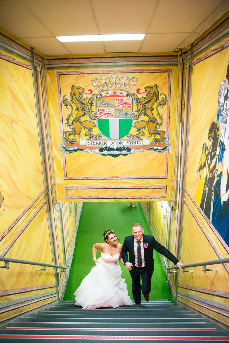 Michelle en Sven komen de trap van de spelerstunnel op