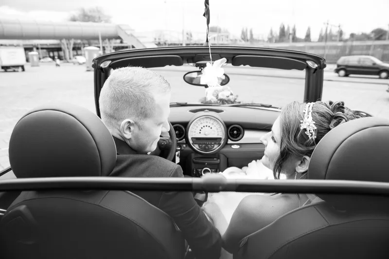 Michelle en Sven in de open Mini, van achteren gezien