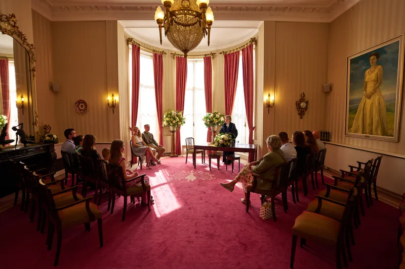 De trouwzaal met de kroonluchter en de rode loper