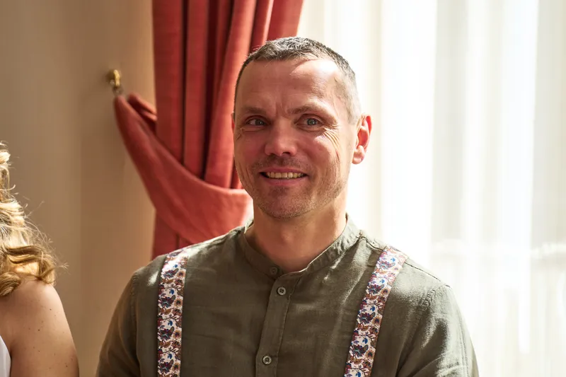 Erik lacht tijdens de ceremonie