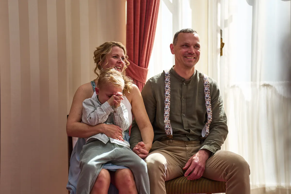 Elise en Erik met hun zoontje op schoot