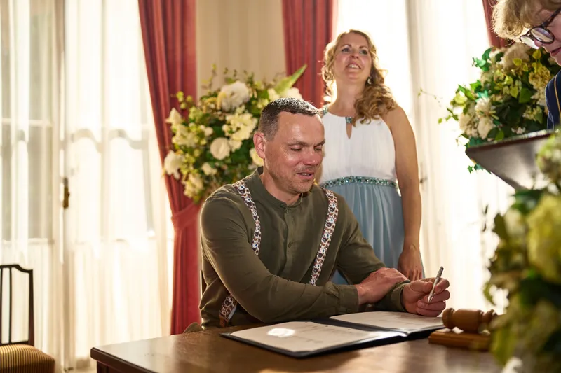 Erik tekent de akte