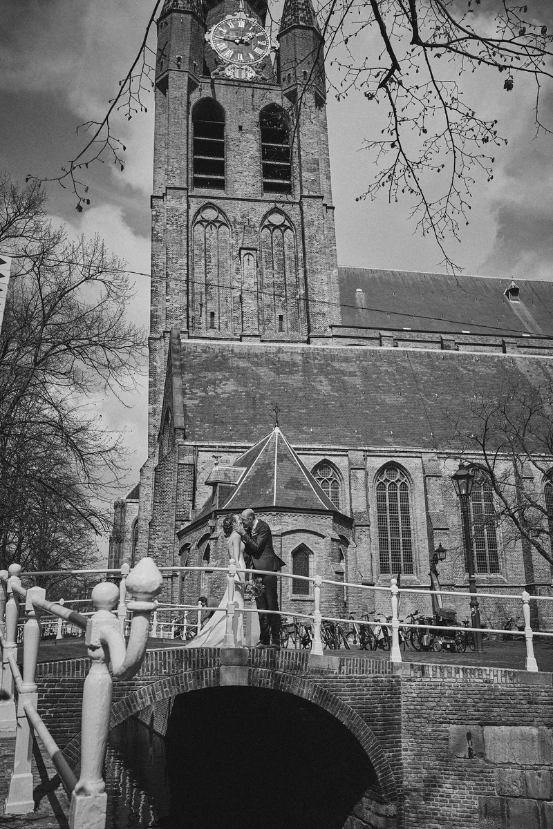 De Oude Kerk, Scheve Jan, met de brug over de gracht