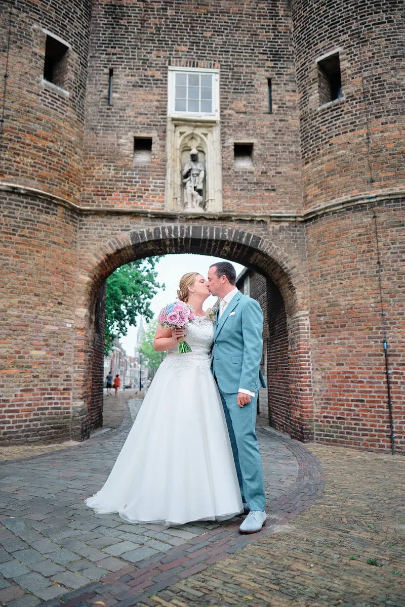 Rick en Milou in een bakstenen poort