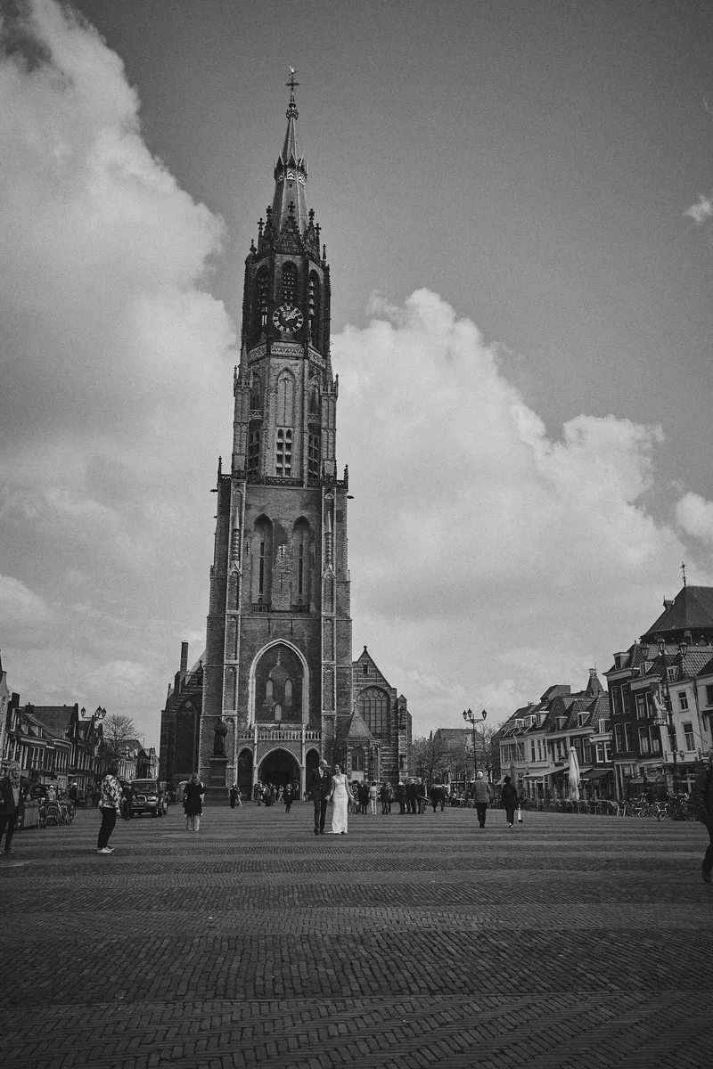 De Nieuwe Kerk op de Markt van Delft, met het bruidspaar klein op het plein