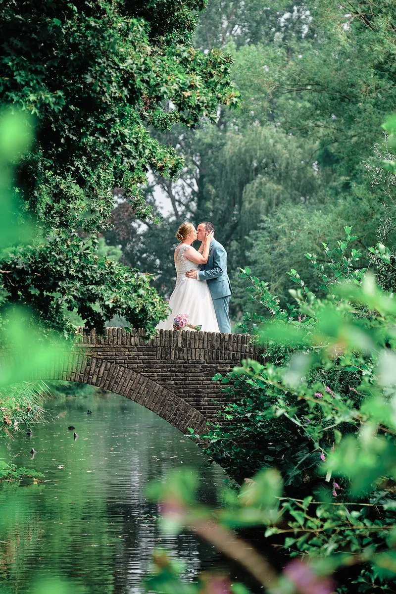 Rick en Milou kussen op een bakstenen brug