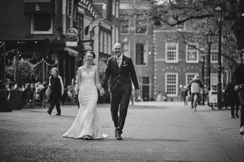 Ilse en Robbert lopen over het plein