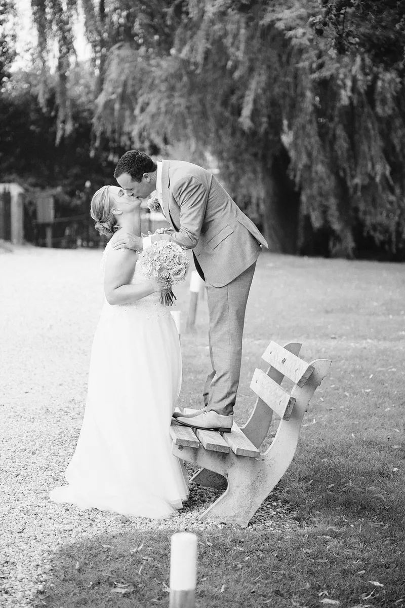 Rick en Milou bij een houten constructie in het gras, zwart-wit