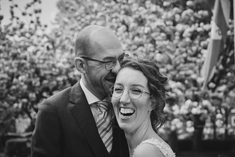 Ilse en Robbert lachen voor een bloeiende boom