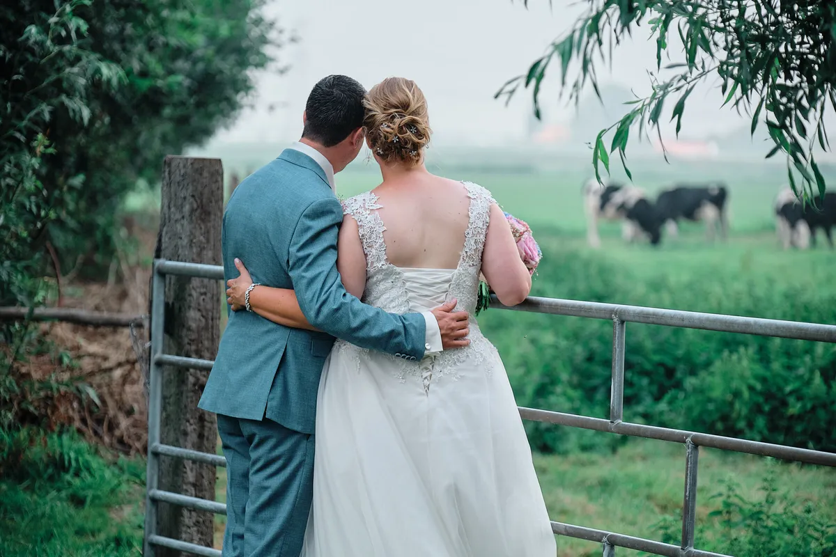 Rick en Milou bij een hek met koeien in de wei