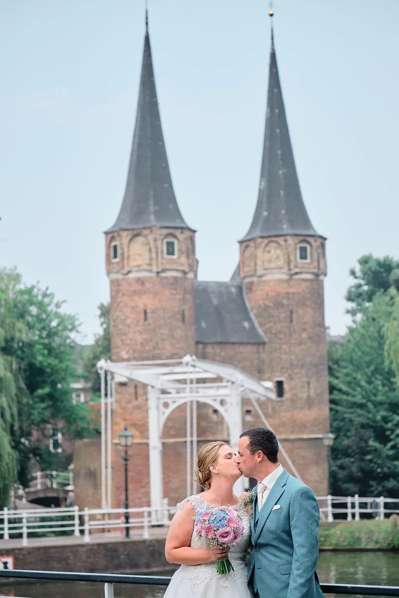 Rick en Milou bij de ophaalbrug met de torens van de Oostpoort