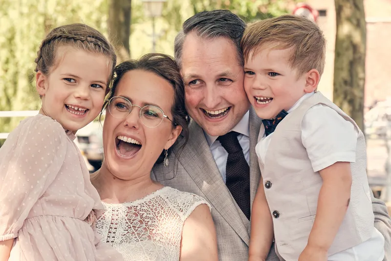 Evelien en Krijn lachen uitbundig met hun dochter en zoon
