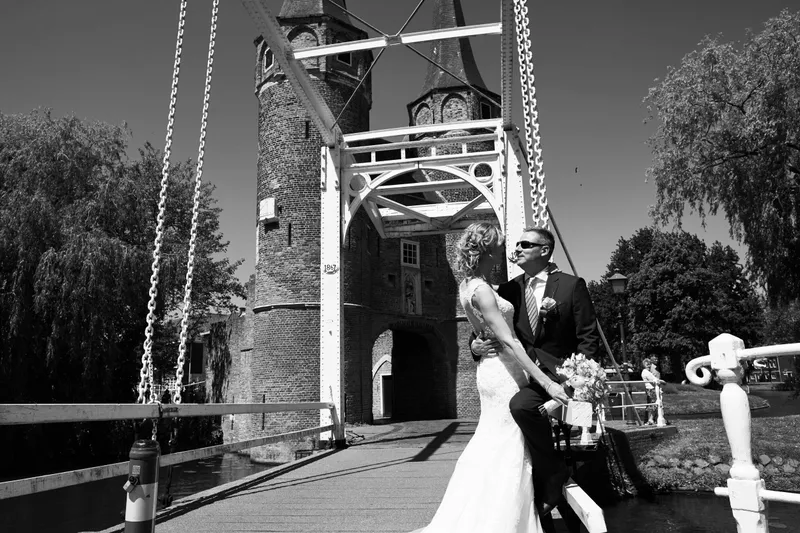 Zwart-wit: Ingrid en Richard op de ophaalbrug voor de Oostpoort