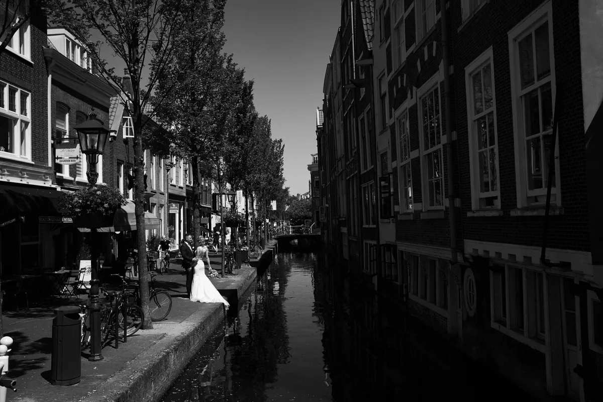 Zwart-wit: Ingrid en Richard klein aan het eind van een Delftse gracht