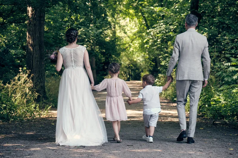 Evelien en Krijn lopen hand in hand met hun twee kinderen over het Bospad in de Delftse Hout