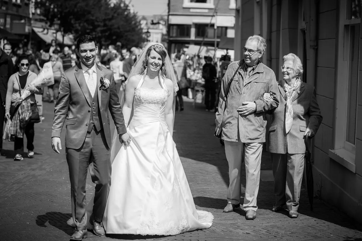 Zwart-wit: Anouk en Edgar lopen lachend door de straat