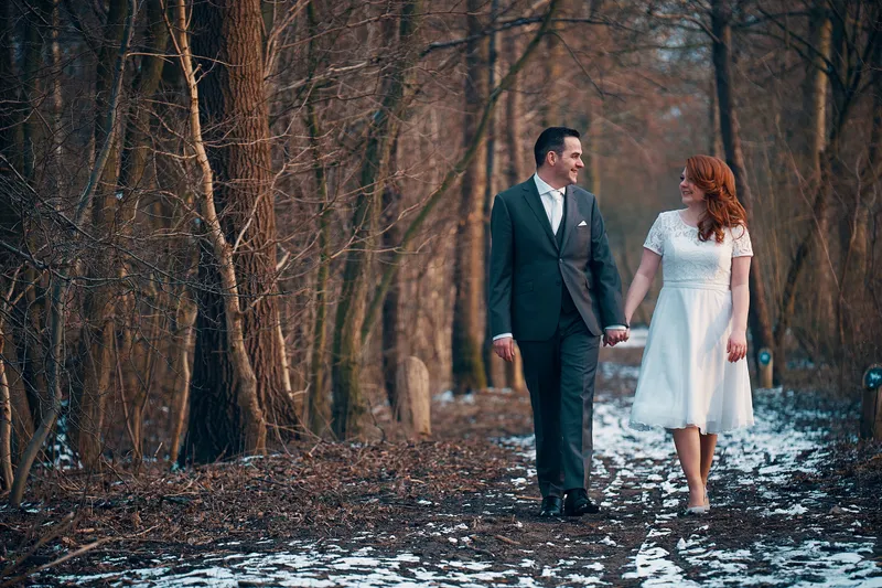 Naomi en Maurice lopen hand in hand door het winterse bos van de Delftse Hout