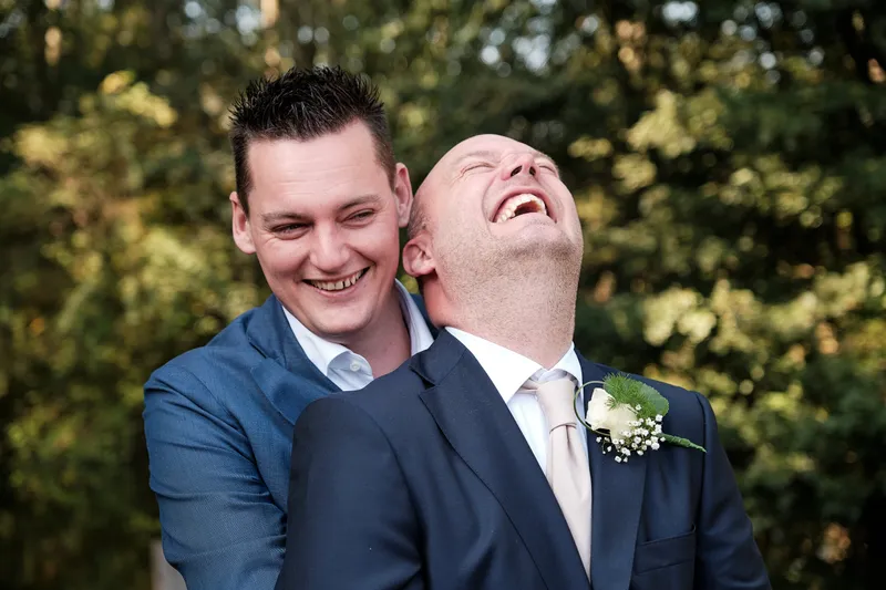 Mathijs en Jeroen omhelzen elkaar, een van hen lacht hardop