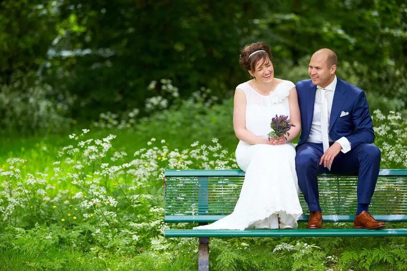 Marina en Erik op een groen bankje in het bos