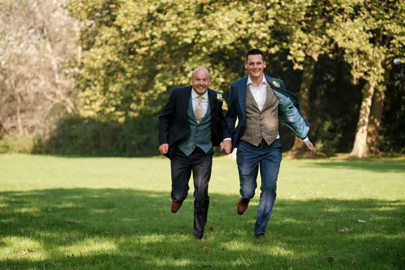 Mathijs en Jeroen rennen arm in arm over het gras