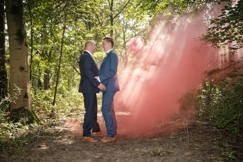 Mathijs en Jeroen in het bos bij een roze rookbom
