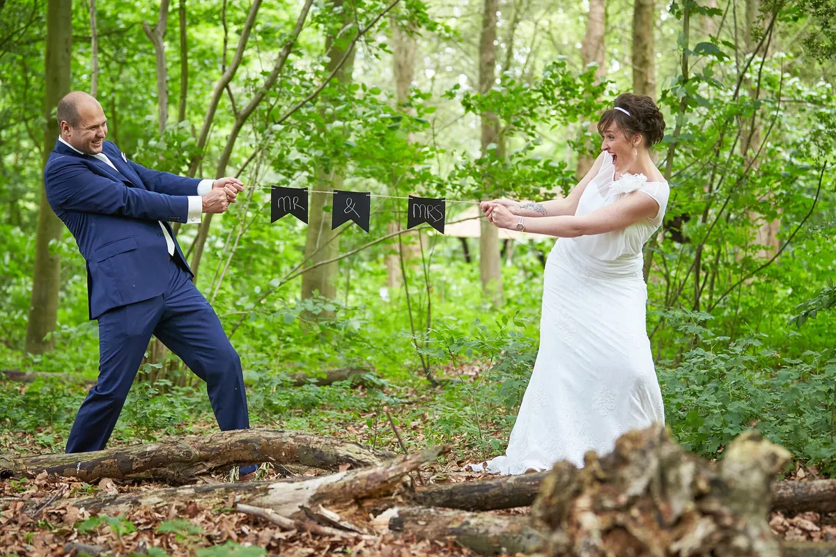 Marina en Erik met een vlaggetjesslinger in het bos