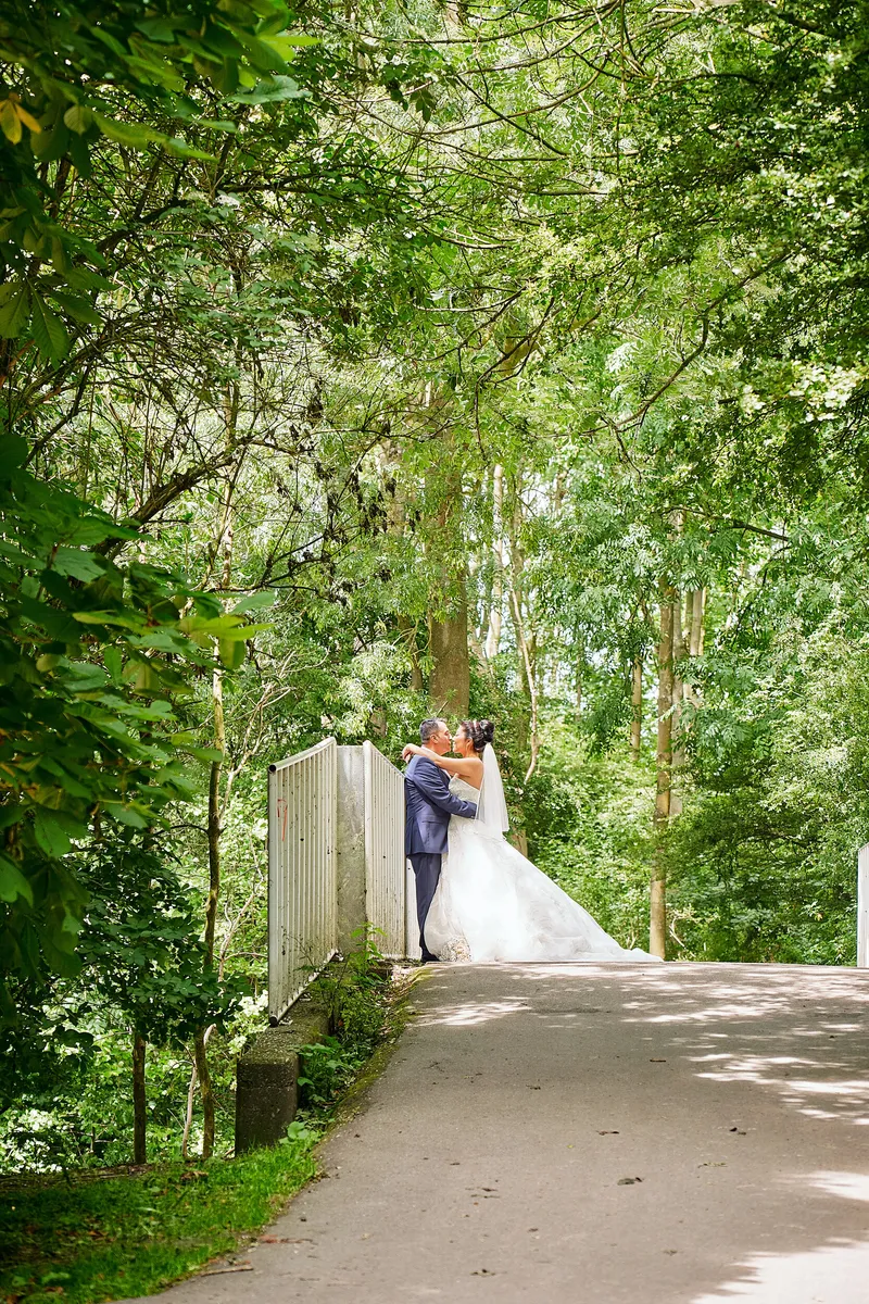 Sena en Eren in de verte op het pad bij de witte brug