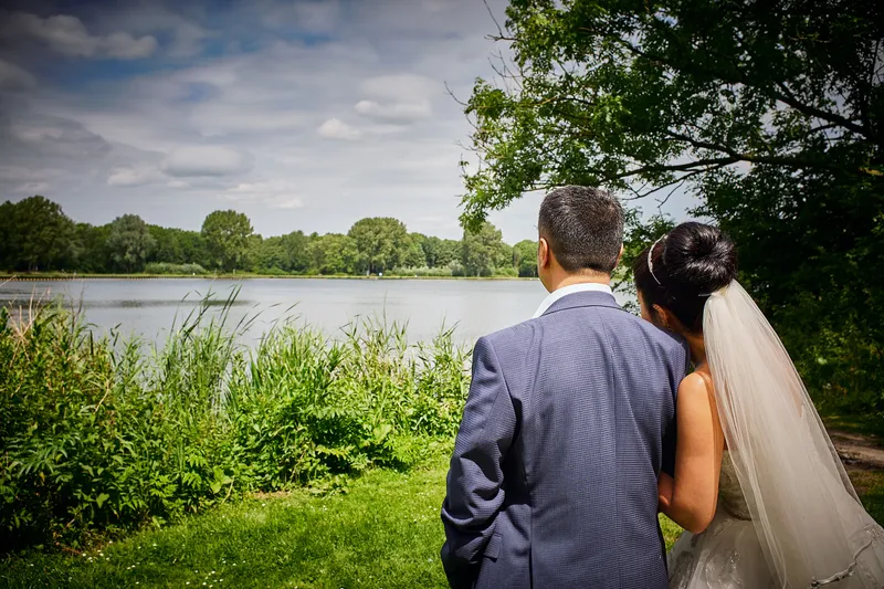 Sena en Eren kijken uit over het water van de Delftse Hout