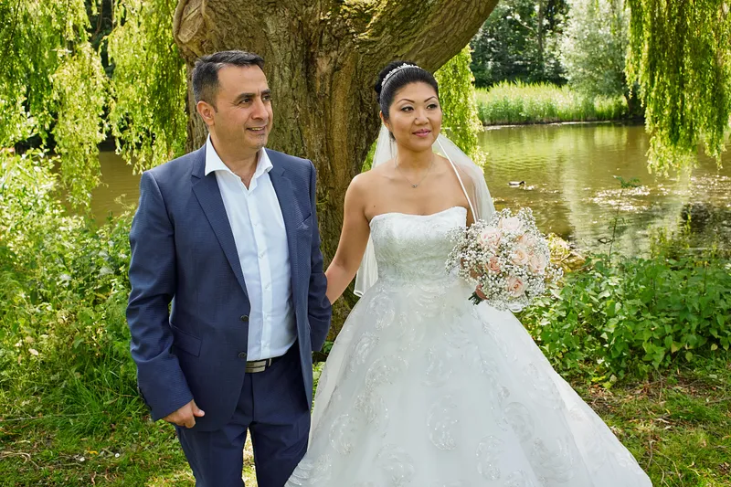 Sena en Eren onder een treurwilg aan het water