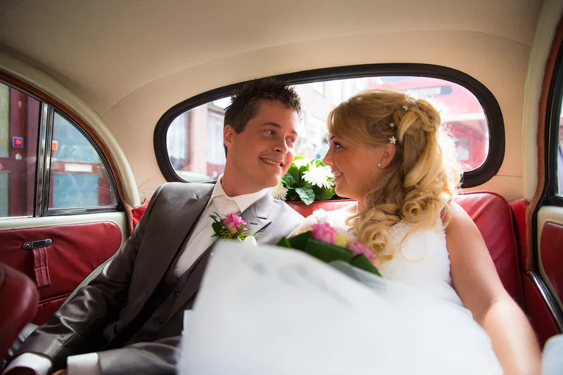 Linda en Alex in de oldtimer