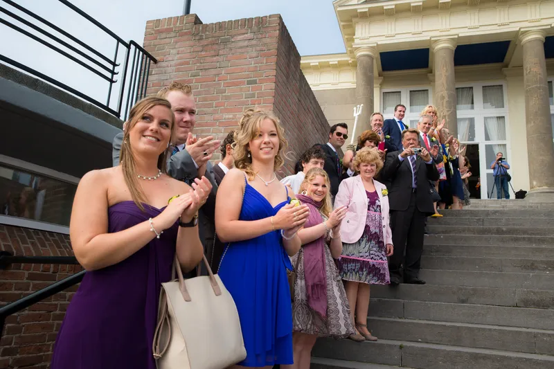 De gasten wachten op de trap van Paviljoen De Witte